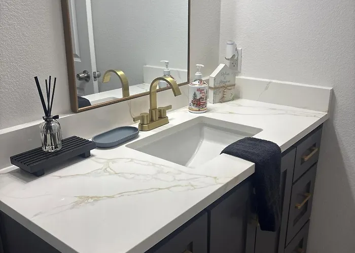 The Elizabeth At Panther Apartment *